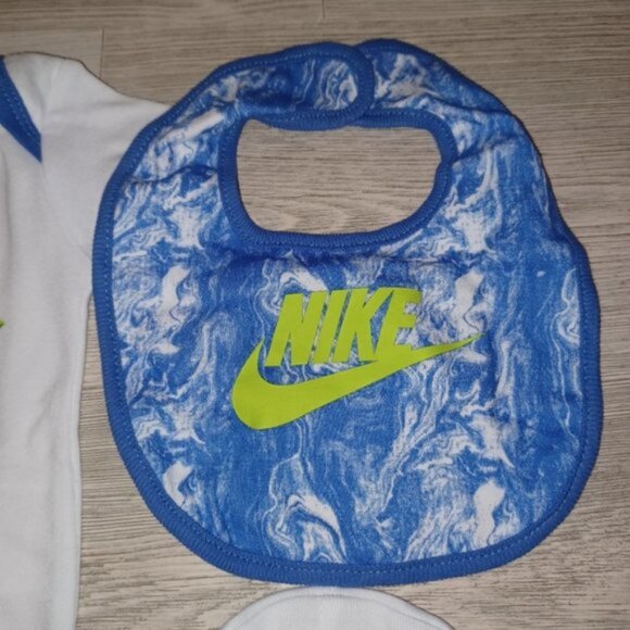 Nike Baby Bodysuit Bib Hat Newborn Gift Set White Blue - Picture 3 of 6